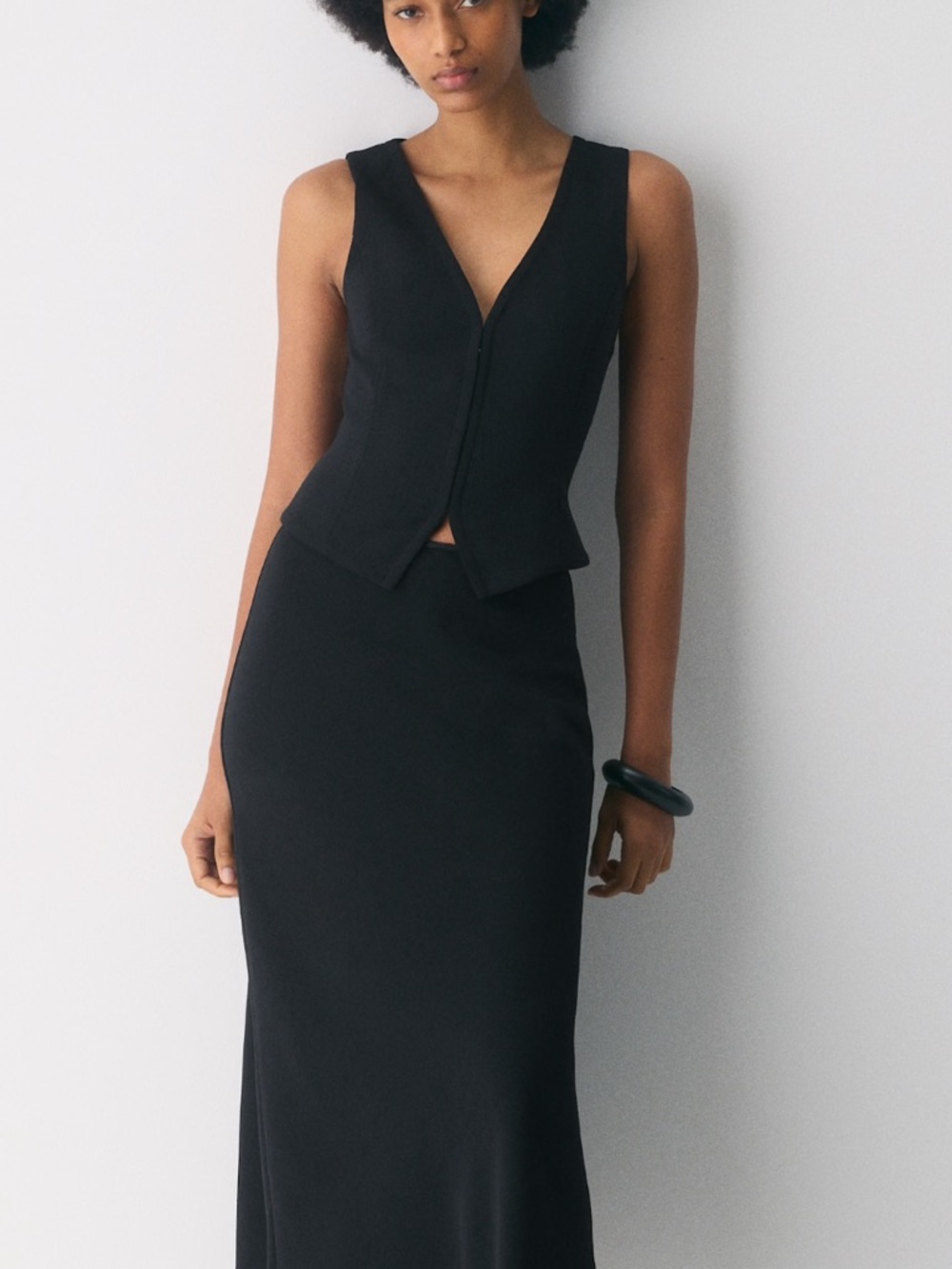 Aritzia Black V-Neck Sleeveless Crepette Vest